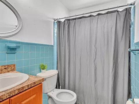 Bath - 492 E 28th St, Hialeah, FL 33013 photo 3 of 5