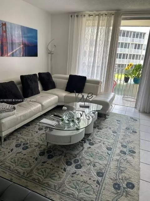 1700 NE 191st St #204, Miami, FL 33179