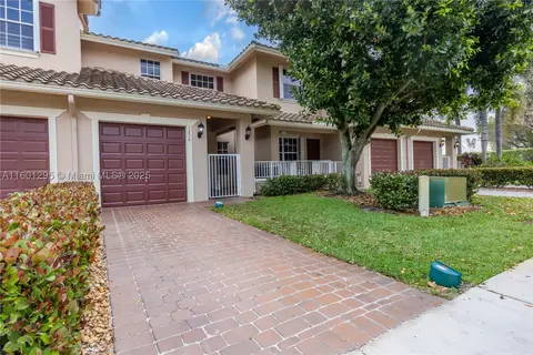 3230 Fairway Cir #15, Davie, FL 33328