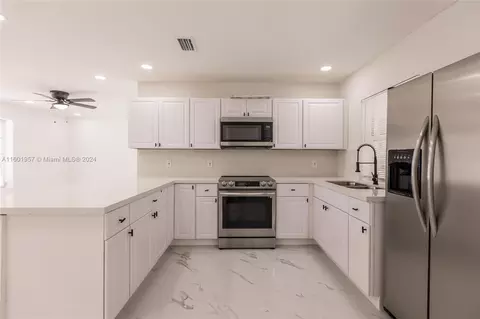 3242 NW 39th St, Lauderdale Lakes, FL 33309