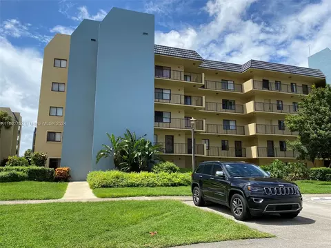 2820 Tennis Club Dr #403, West Palm Beach, FL 33417