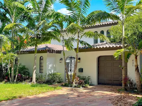 Exterior - 431 Alhambra Cir, Coral Gables, FL 33134 photo 2 of 3