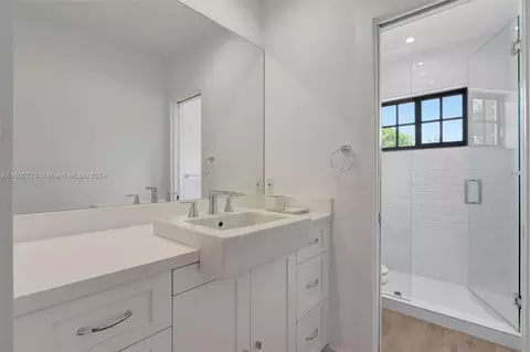 Bath - 431 Alhambra Cir, Coral Gables, FL 33134 photo 3 of 3