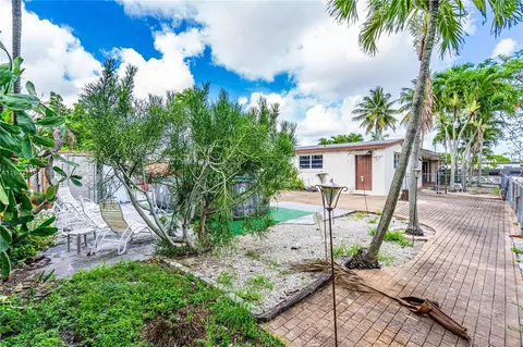 Exterior - 5100 E 8th Ave, Hialeah, FL 33013 photo 5 of 11