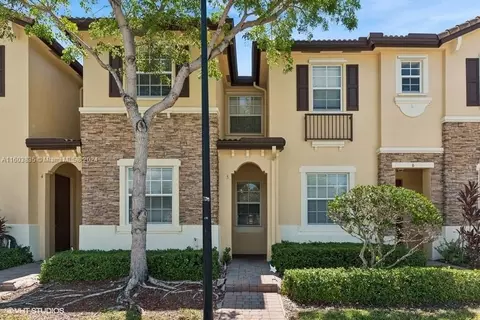 9165 SW 227th St #5, Cutler Bay, FL 33190