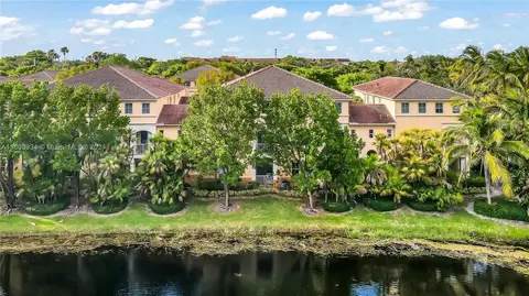 120 Jacaranda Country Club Dr #206, Plantation, FL 33324