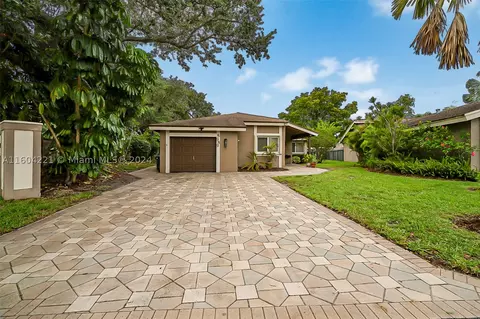 8989 NW 9th Pl, Plantation, FL 33324