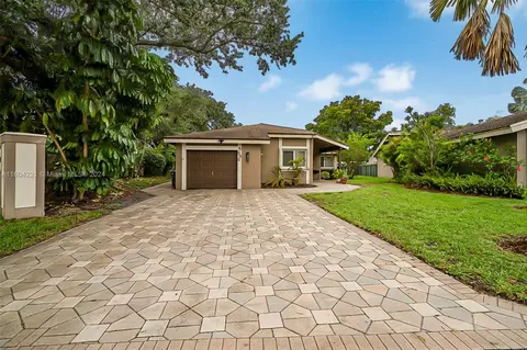 8989 NW 9th Pl, Plantation, FL 33324
