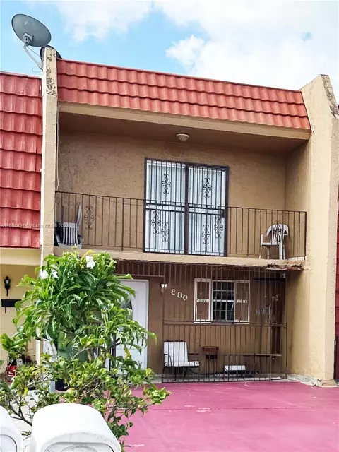 880 W 80th Pl, Hialeah, FL 33014