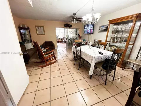 Dining - 880 W 80th Pl, Hialeah, FL 33014 photo 2 of 2