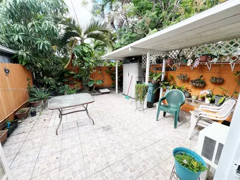 Exterior - 880 W 80th Pl, Hialeah, FL 33014 photo 1 of 1