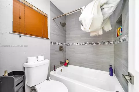 Bath - 875 E 29th St, Hialeah, FL 33013 photo 2 of 3