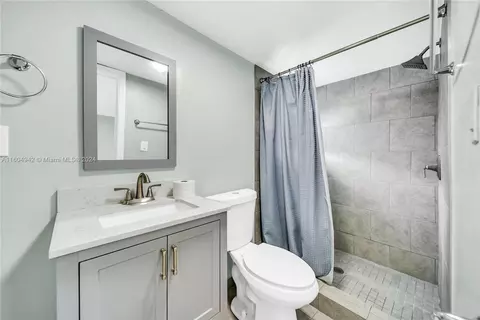 Bath - 875 E 29th St, Hialeah, FL 33013 photo 3 of 3