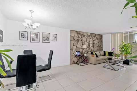 8411 NW 8th St #111, Miami, FL 33126