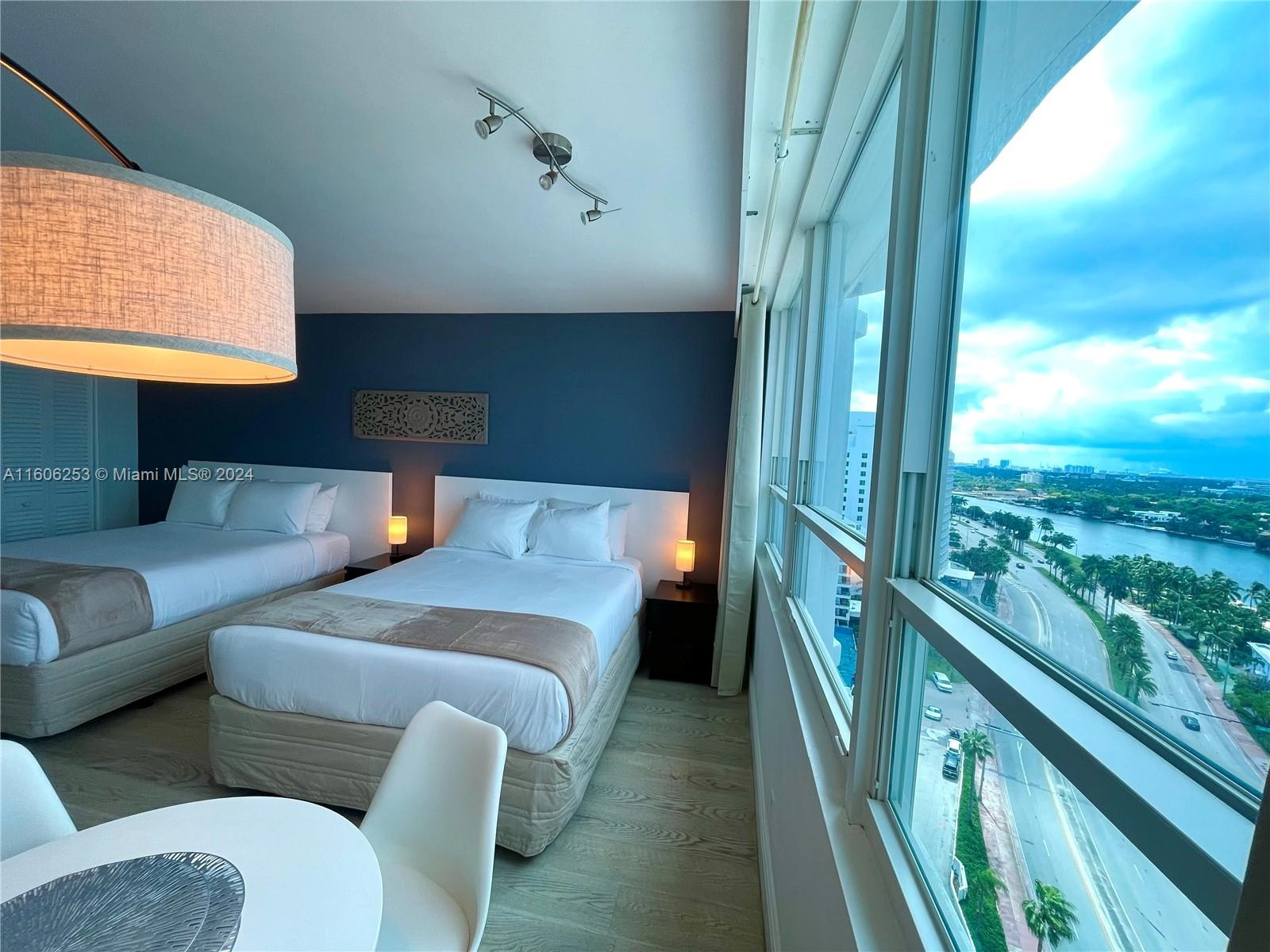 5445 Collins Ave Unit 1515  