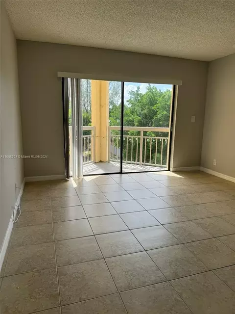 8290 Lake Dr #450, Doral, FL 33166