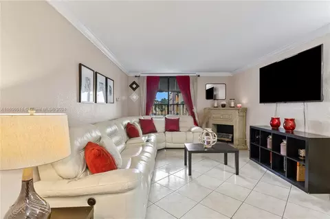 666 W 81st St #226, Hialeah, FL 33014
