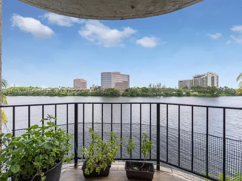 5201 NW 7th St #419, Miami, FL 33126