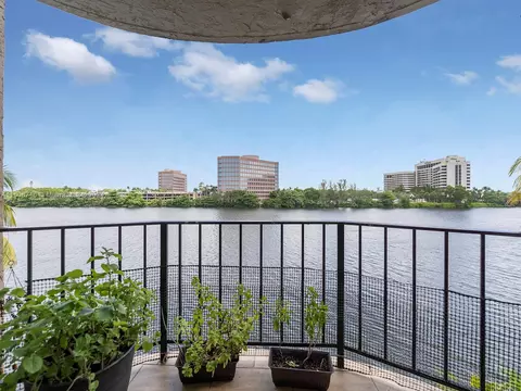 5201 NW 7th St #419, Miami, FL 33126