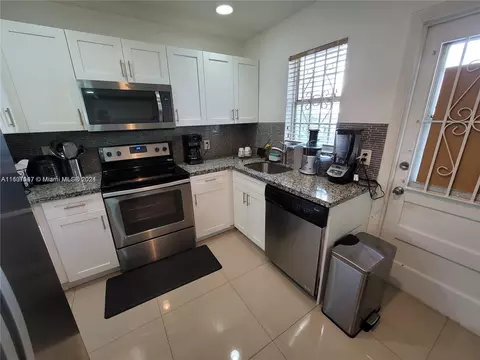 30 SE 4th Ave #105, Hallandale Beach, FL 33009