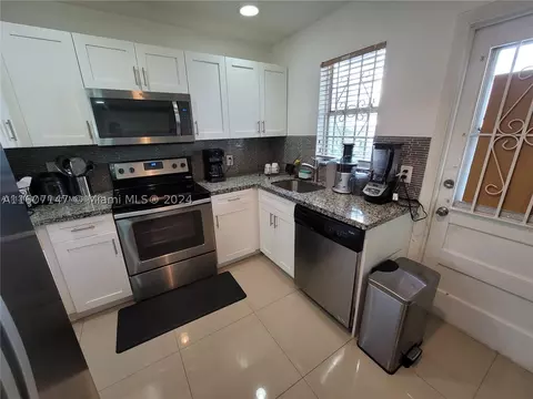 30 SE 4th Ave #105, Hallandale Beach, FL 33009