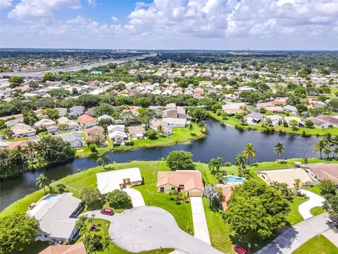 15021 Featherstone Way, Davie, FL 33331