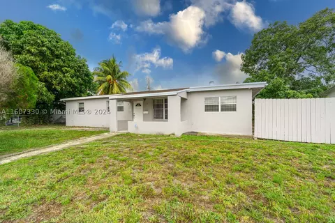 1040 NE 214th St, Miami, FL 33179