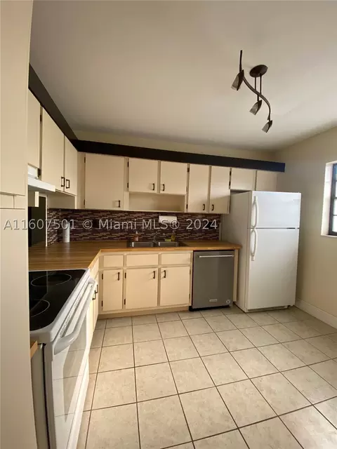 275 Gate Rd #214, Hollywood, FL 33024