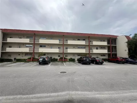 9823 S Hollybrook Lake Dr #107, Pembroke Pines, FL 33025