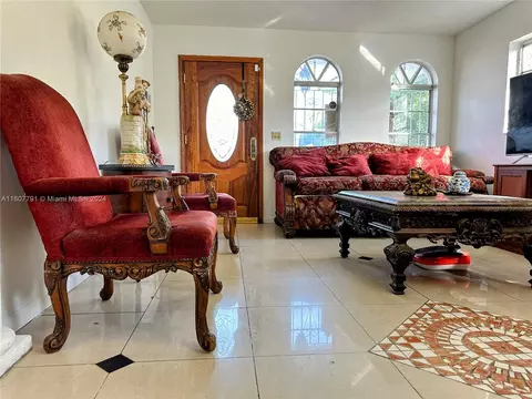 1021 W 39th Pl, Hialeah, FL 33012