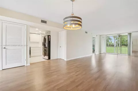 9823 S Hollybrook Lake Dr #206, Pembroke Pines, FL 33025