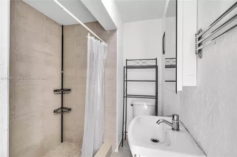 Bath - 969 W 77th St, Hialeah, FL 33014 photo 2 of 3