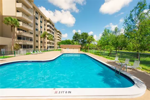 800 NE 195th St #206, Miami, FL 33179