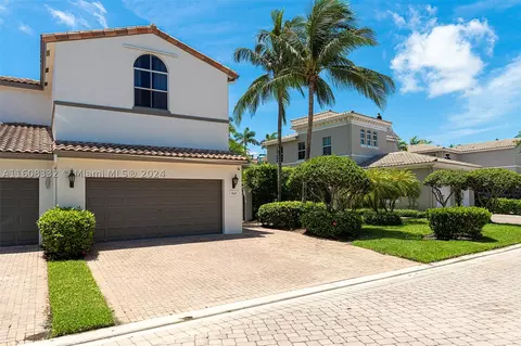 828 Spinnaker Dr E, Hollywood, FL 33019