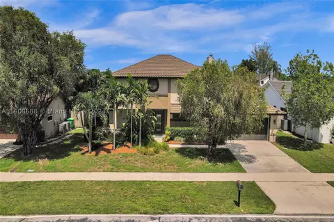 5740 W Waterford Dr, Davie, FL 33331