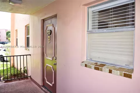 9440 Sunrise Lakes Blvd #101, Sunrise, FL 33322