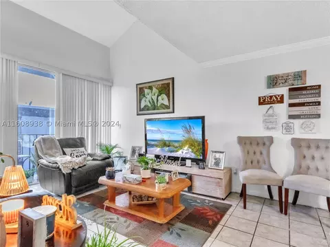 110 Fontainebleau Blvd #403, Miami, FL 33172