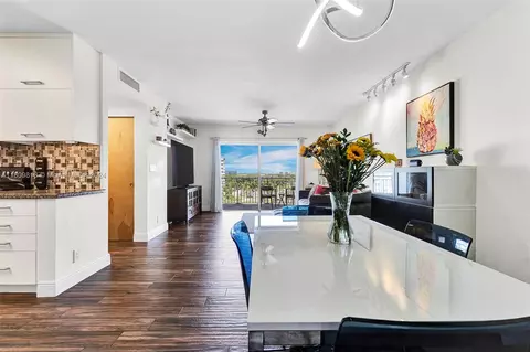 3800 Hillcrest Dr #821, Hollywood, FL 33021