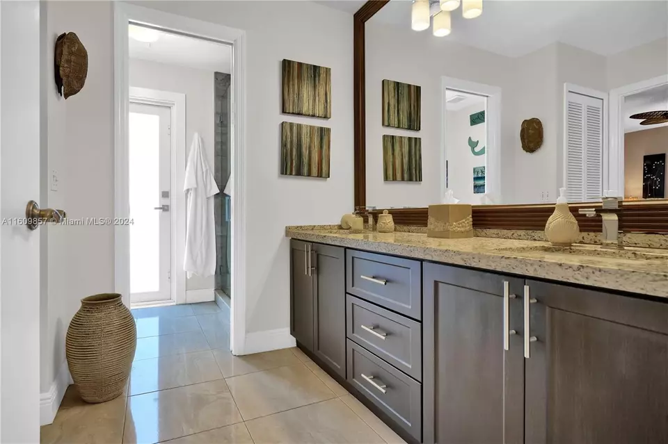 Bath - 15765 SW 153rd Ct, Miami, FL 33187 photo 2 of 4