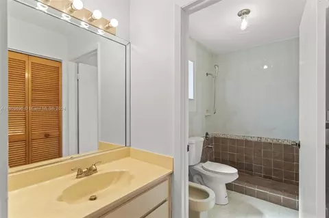 Bath - 3172 W 71st Pl, Hialeah, FL 33018 photo 3 of 5