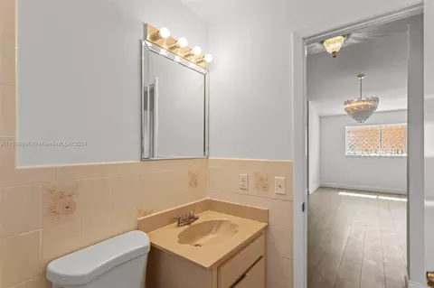 Bath - 3172 W 71st Pl, Hialeah, FL 33018 photo 2 of 5