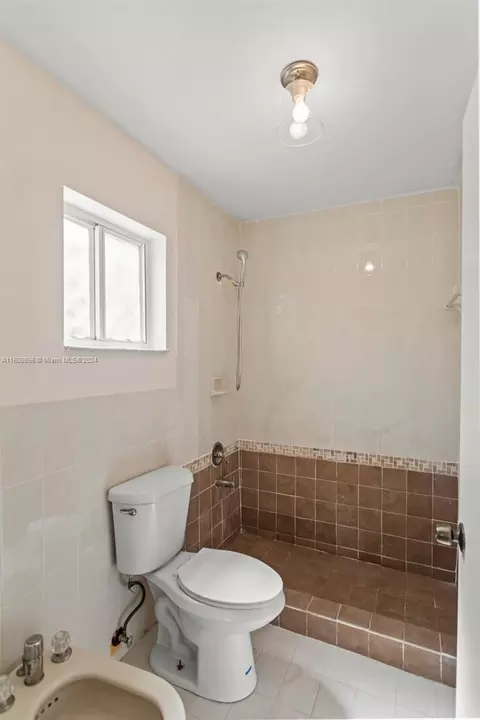 Bath - 3172 W 71st Pl, Hialeah, FL 33018 photo 4 of 5