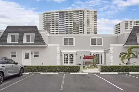 2318 NE 7th St #34, Hallandale Beach, FL 33009