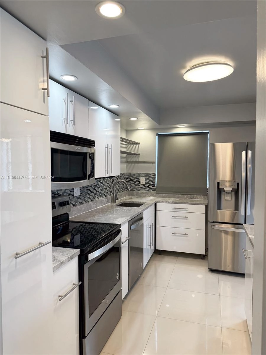 2761 Taft St Unit 210  