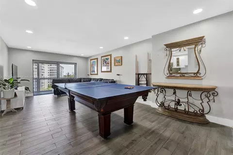 4200 Hillcrest Dr #818, Hollywood, FL 33021