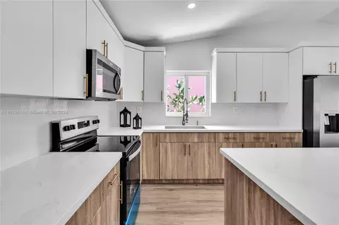 Kitchen - 7845 W 5th Ct, Hialeah, FL 33014 photo 2 of 3
