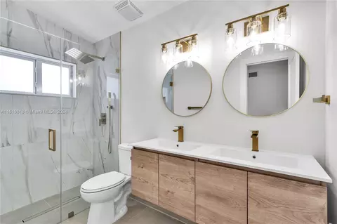 Bath - 7845 W 5th Ct, Hialeah, FL 33014 photo 1 of 2