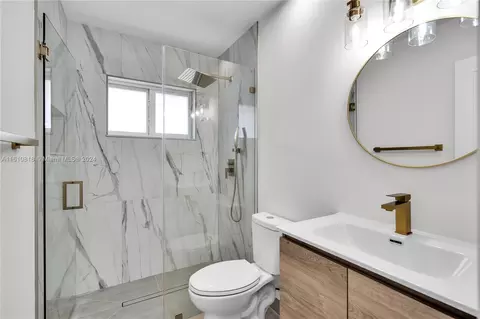 Bath - 7845 W 5th Ct, Hialeah, FL 33014 photo 2 of 2