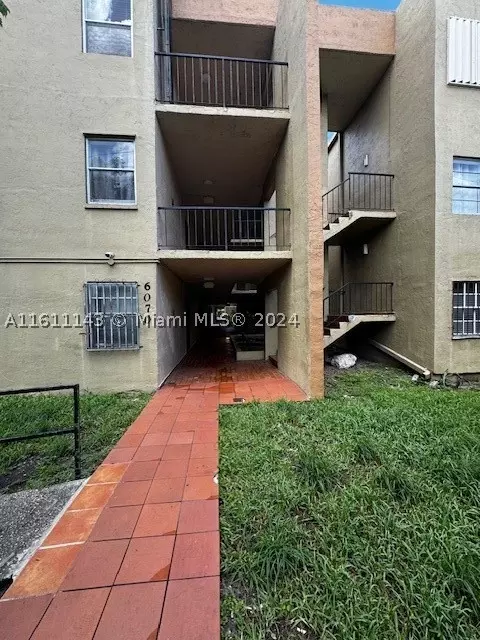 6070 W 18th Ave #206, Hialeah, FL 33012