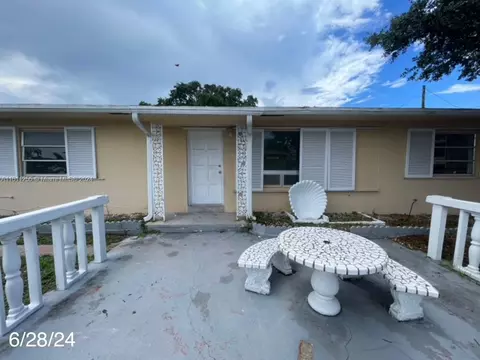 225 SE 2nd St, Hallandale Beach, FL 33009